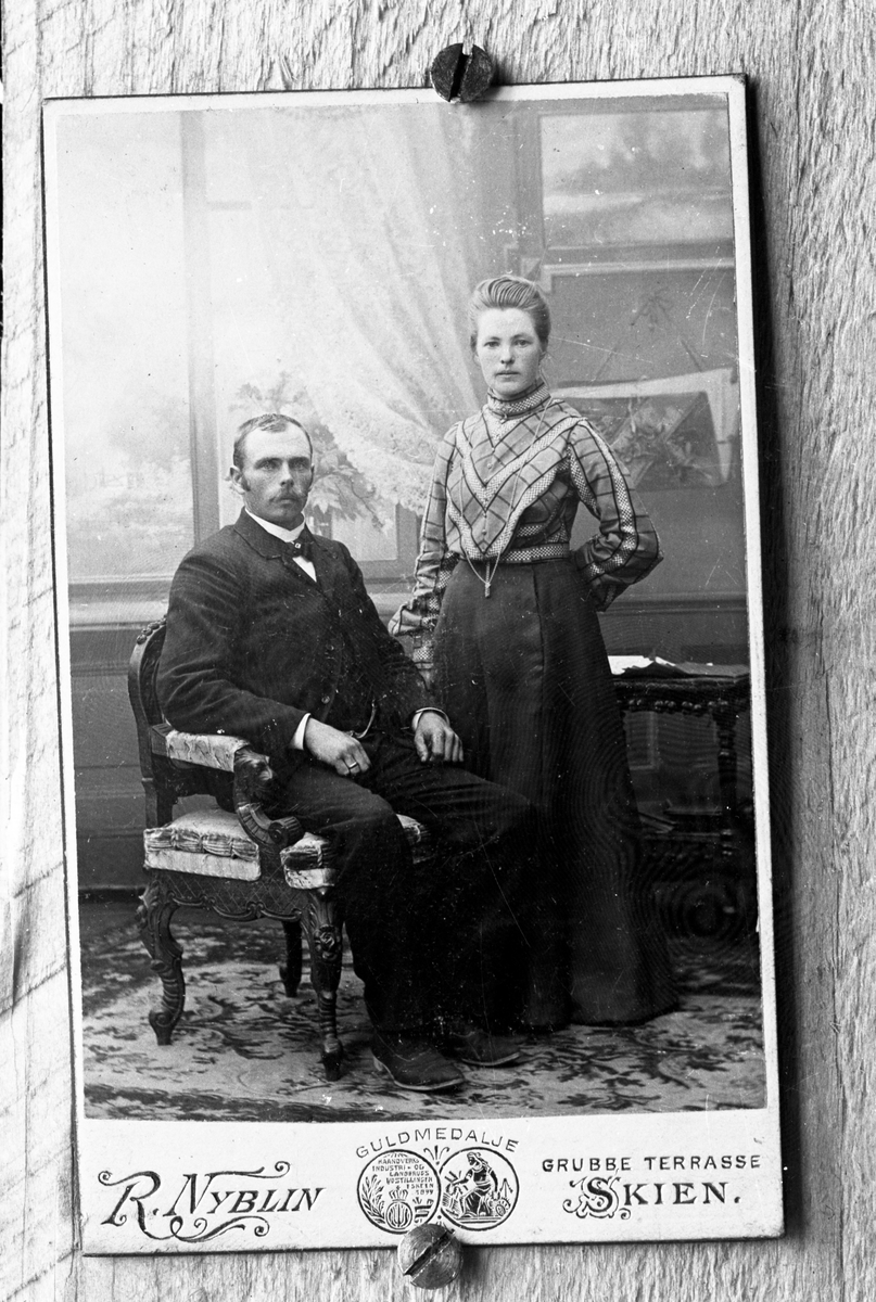Portrett av par, reprofotografi.

Fotosamling etter fotograf og skogsarbeider Ole Romsdalen (f. 23.02.1893).