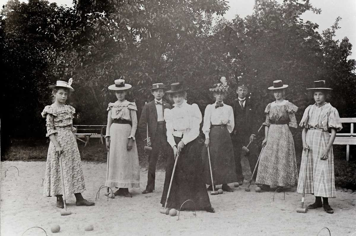 Krokett-parti i hagen på Friedeland august 1898. Hatter og fotside kjoler fram til 1. v. krig.