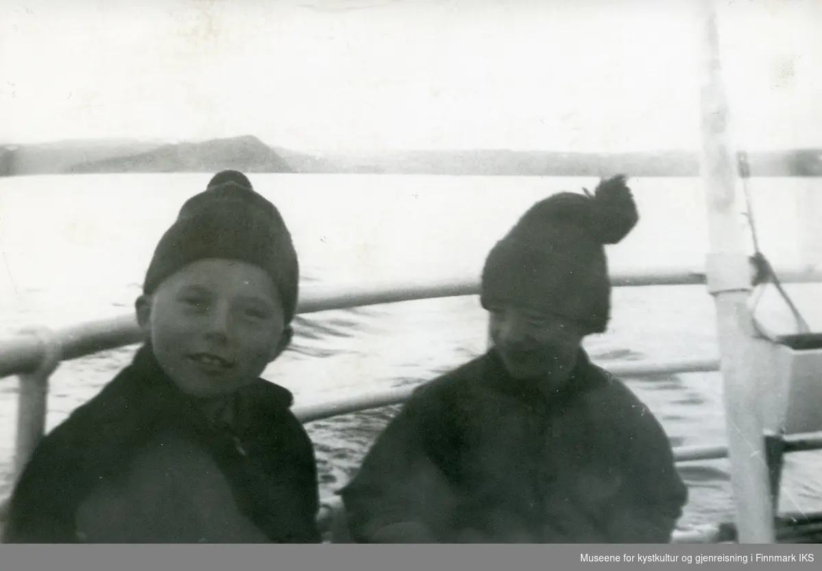 Steinar Amundsen (t.v.) og Per Nils Utsi på lokalbåten fra Sarnes til Kåfjord. Begge var elever på Solvang internatet på Sarnes. 1963-1970.