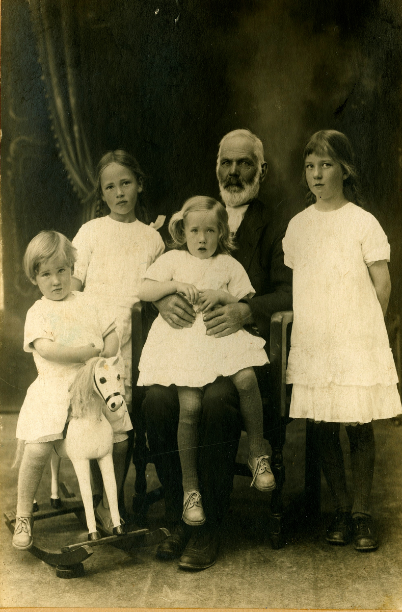 Bestefar Hjuksebø med jentene sine.