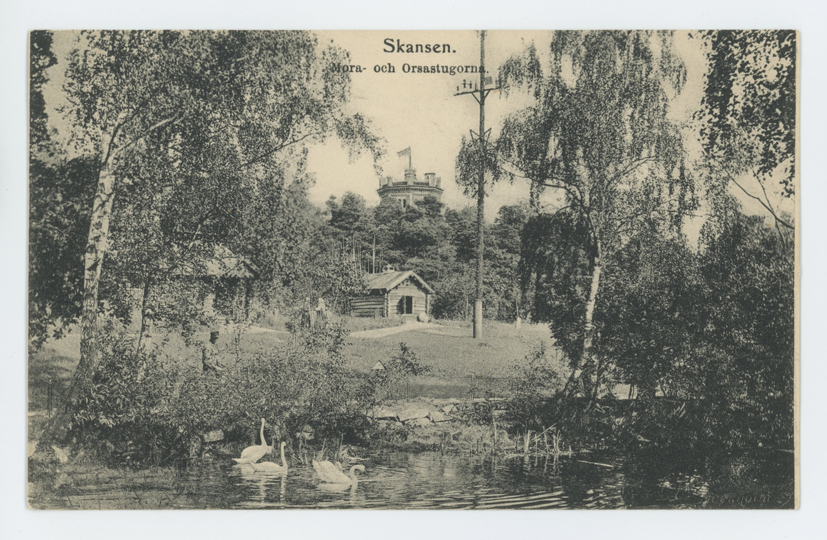 Vykort med motiv av Mora- och Orsastugorna  på Skansen, Stockholm. Vykortet saknar poststämpel men avsändaren har själv skrivit datumet  den 12/11-1906.