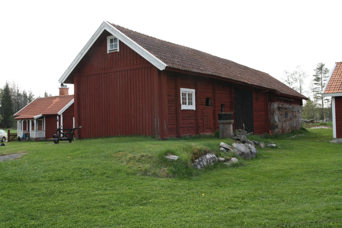 Stall och källarbod, Skållbo, Hållnäs socken, Uppland 2010