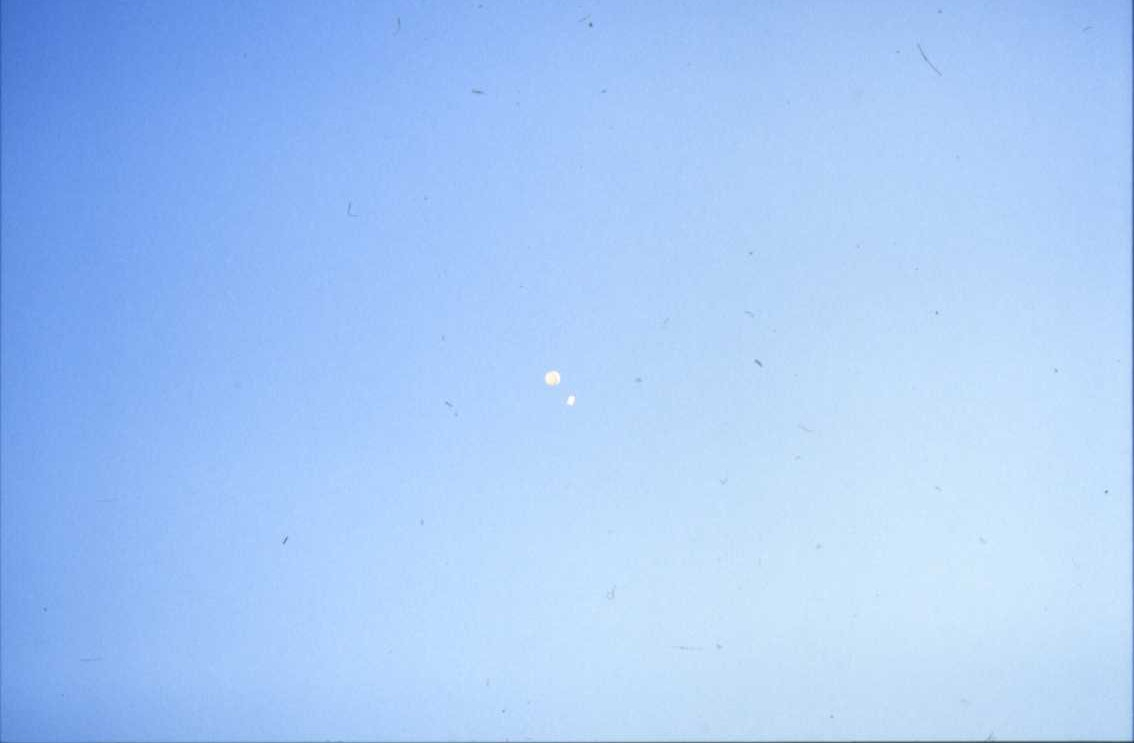 En väderballong med ett meddelande i luften, släppt i samband med det första spadtaget för Grenna Kulturgård.