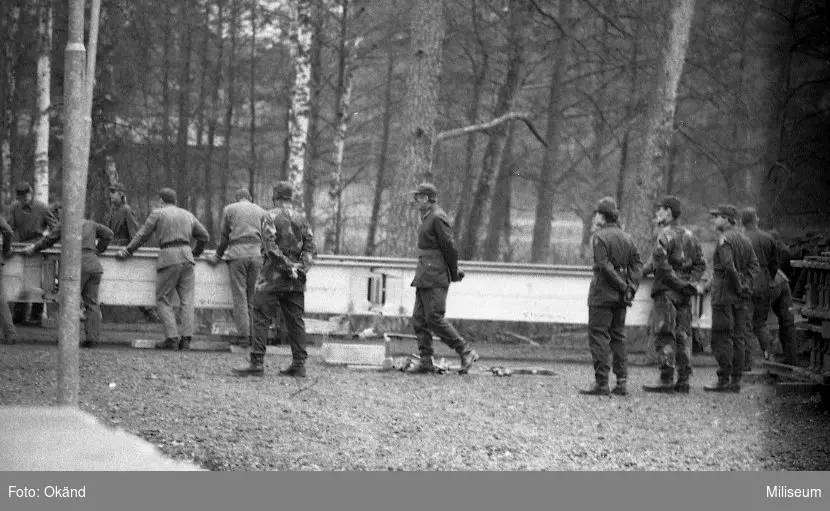 Huvudbalkar till Krigsbro 4 (KB 4) under lansering. Militärbefälhavaren Syd generallöjtnant Gustaf Welin i mitten på bilden.