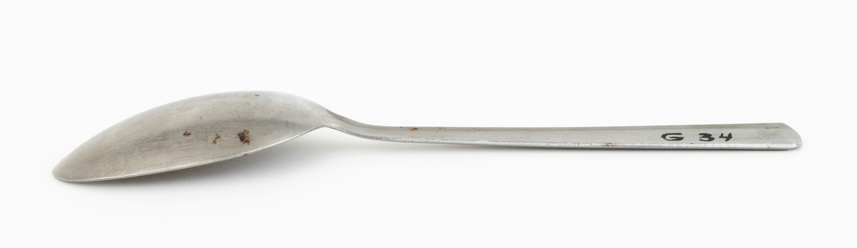 Element fra turbestikk bestående av kniv, gaffel og spiseskje.

SJF.04195-03
Spiseskje av rustfritt stål. Skjea er 18,1 centimeter lang. Det ovale skjebladet måler 7,0 X 4,3 centimeter. Skaftet er 9 millimeter bredt i den fremre enden og drlyt 17 millimeter bredt i den bakre enden, som for øvrig er noe avrundet. Skaftet har et slakt buet tverrsnitt.