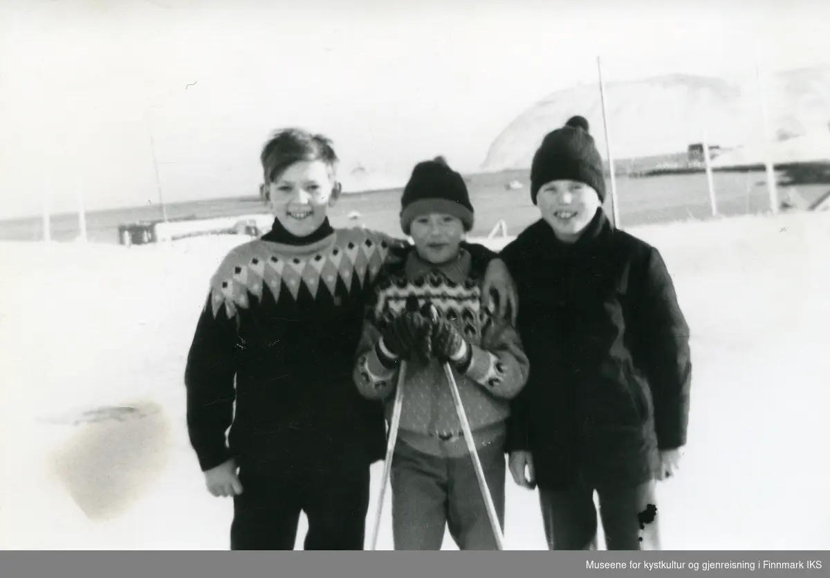 Sarnes. Tre av elevene fra Solvang internatet. Deler av bebyggelsen i bakgrunnen. 1963-1970.
