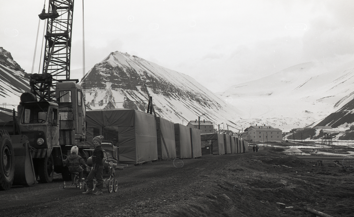 Boligseksjoner/huspakker/prefabrikkerte seksjoner til LD-bygget i Hilmar Rekstensvei. Bygningene skulle huse personalet på Svalbard lufthavn Longyear.  