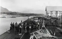 Reparasjon av kaia på Melbu etter stormødeleggelse i 1933
ba