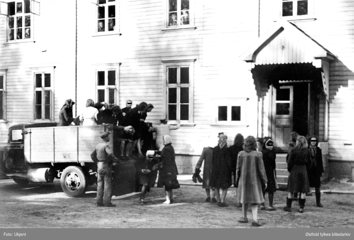 Tyskerjenter interneres ved Haugetun Ungdomsskole på Rolvsøy i mai 1945.
