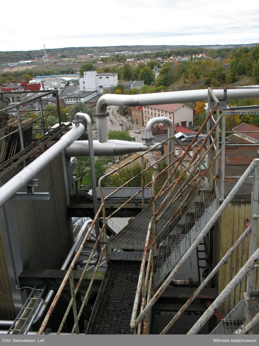Byggnad vid Soabs industrianläggning i Mölndals Kvarnby, år 2007. Plattform med trappor, räcken och rörledningar. I bakgrunden ses även byggnader vid Gamla torget samt vid pappersbruket Papyrus. Anläggningen användes vid fototillfället av Hexion Speciality Chemicals Sweden AB.