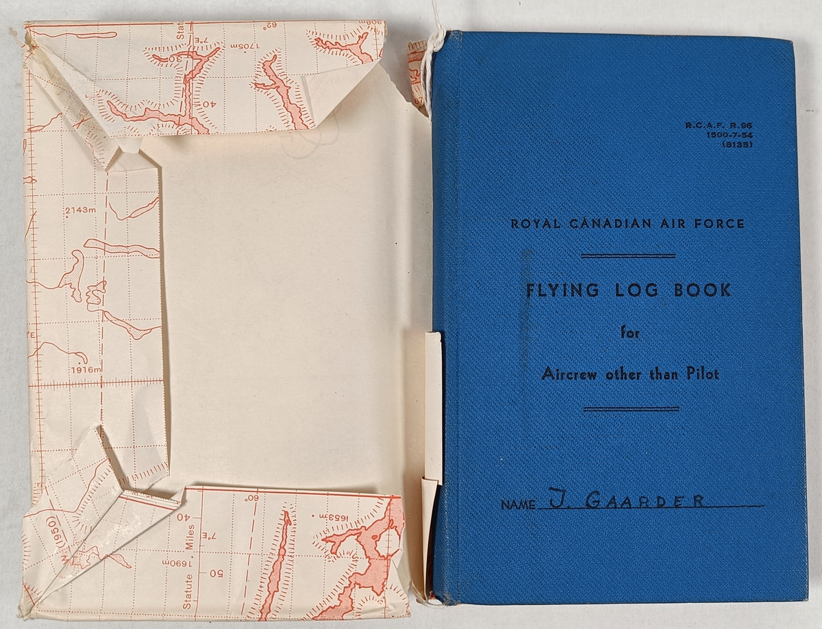 Logg bok for flyvende personell som ikke er pilot. Boka har bokomslag med motiv av kart over Vestlandet.