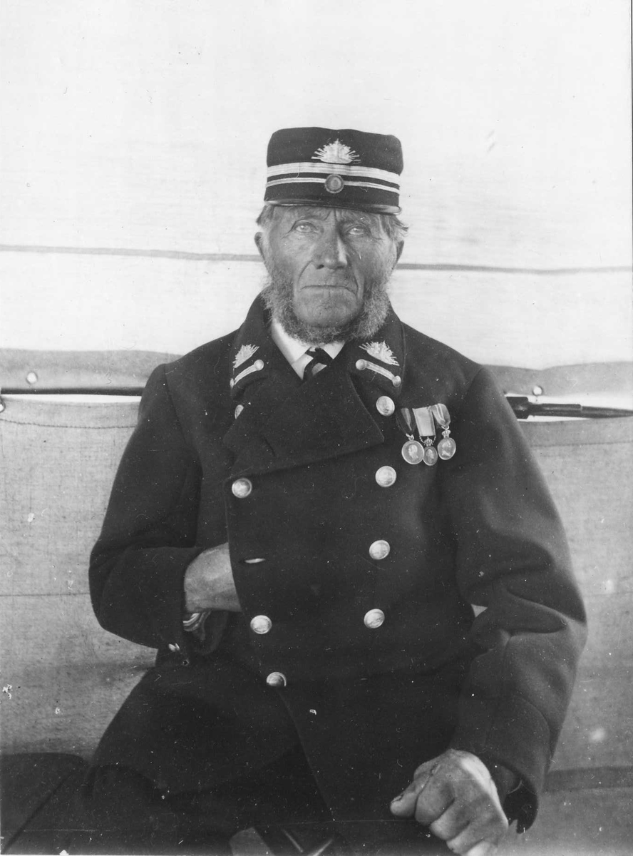 Porträtt, foto av fyrmästare Pettersson i uniform på Holmön.