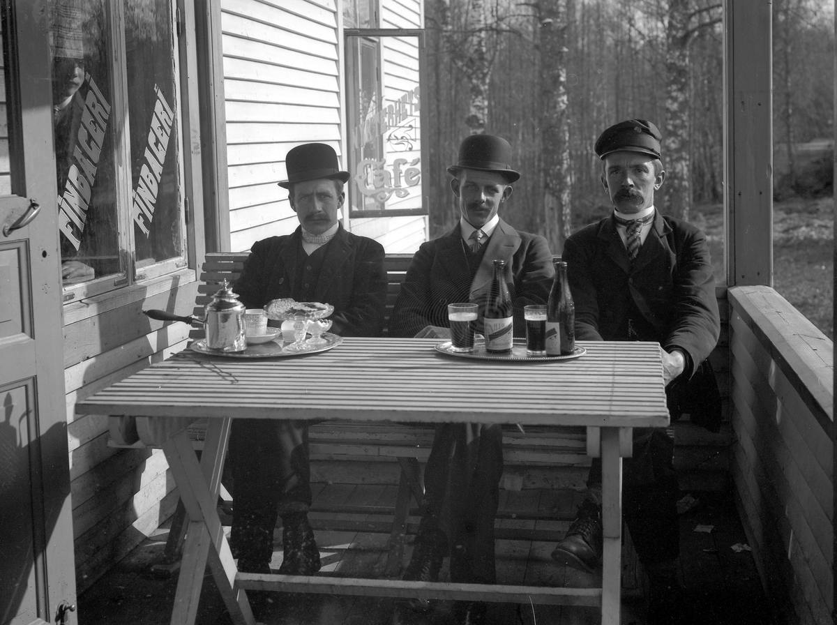 Tre herrar på Villa Götas veranda