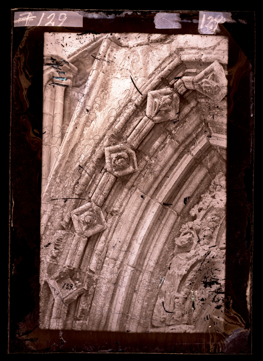 Detalj av sør-østre portal i oktogonen i Nidarosdomen (Bispeinngangen). Gotisk middelalderskulptur. Bildet er tatt før restaurering ca. 1870.