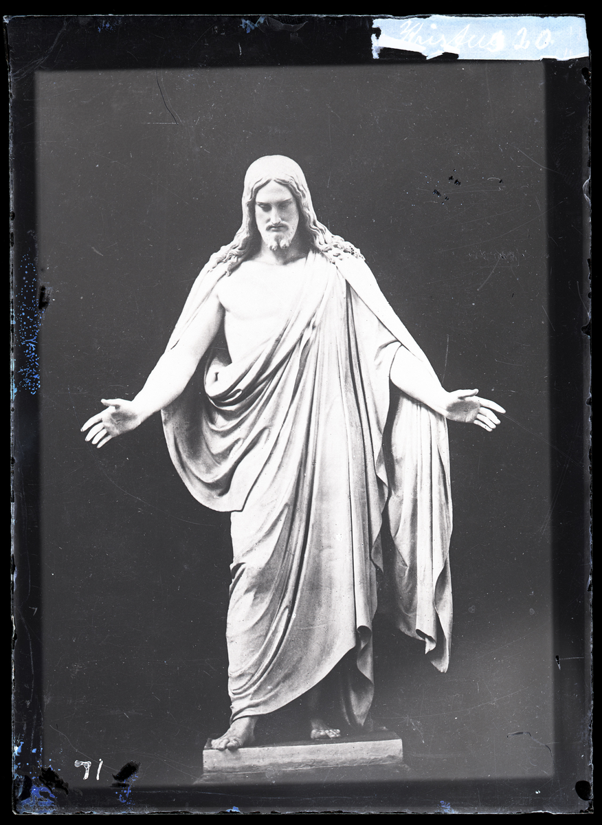 Bertel Thorvaldsens (1770-1844) Kristusfigur, marmorskulptur som i 1837 ble kopiert i gips og gitt i gave til Nidarosdomen. Opprinnelig plassering var inne i oktogonen på høyalteret. I 1860 ble gipsskulpturen tatt ut, og den var blant kirkas gjenstander som brant opp under brannen i Erkebispegården i 1983. Den originale marmorskuplturen er i København.