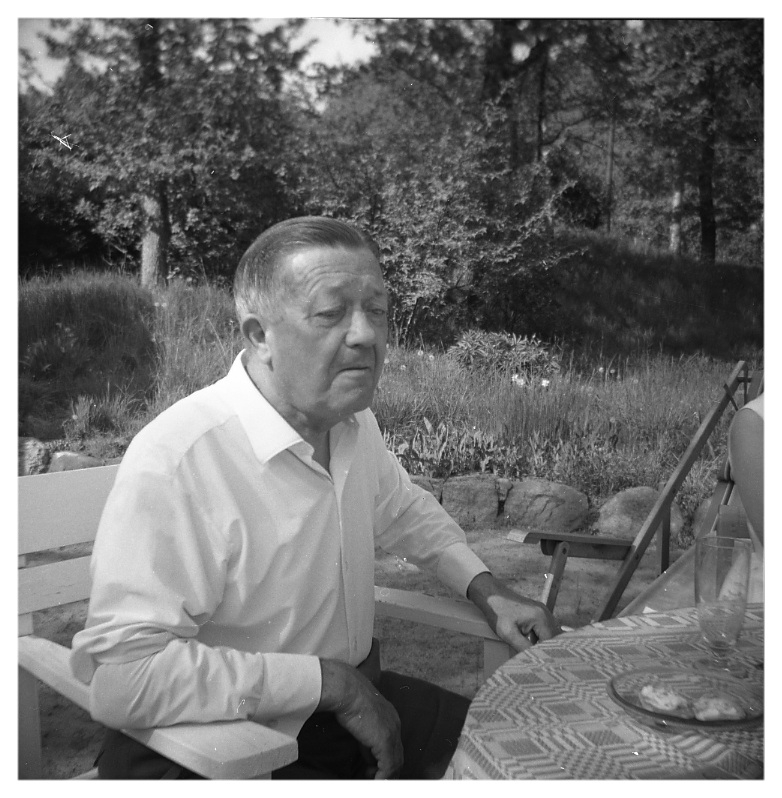 I familjen Nils och Helga Svanbergs trädgård på Södra Kyrkvägen 10 "Villa Gläntan" 1950-tal. Gode vännen Sven Ekstedt (1897 - 1976, gift med Agnes Ekstedt), är på besök. Ekstedts bodde i Pettershov på Gamla Riksvägen.
Relaterat motiv: A4511.