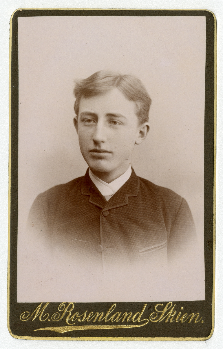 Portrettfoto av ukjent gutt, foto trolig tatt på 1880-tallet