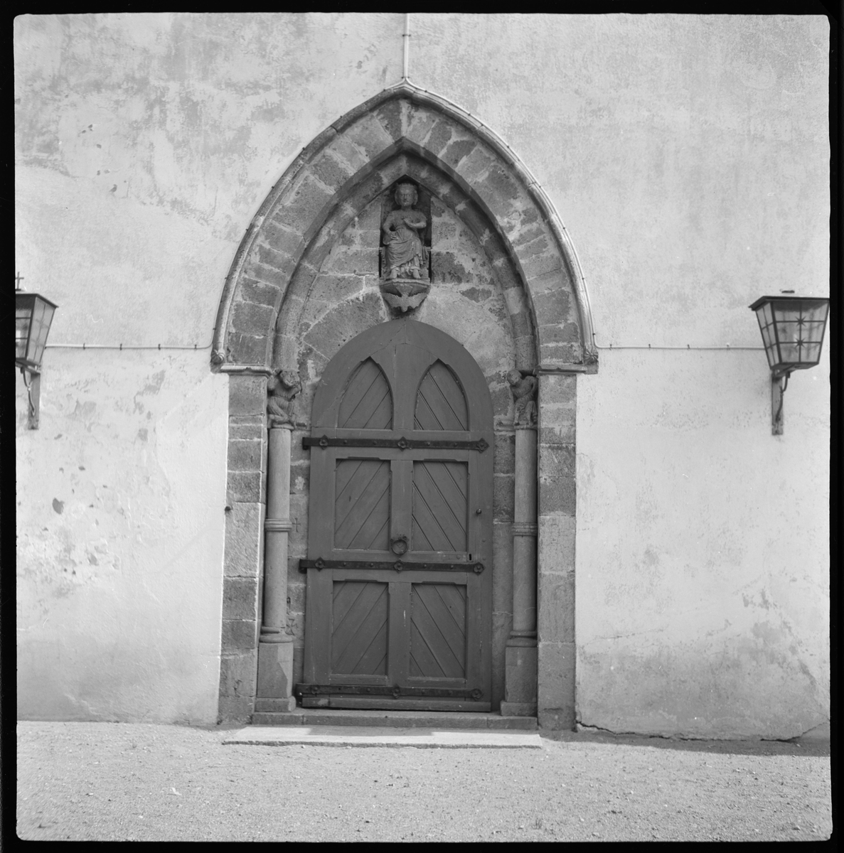 Eidsberg kirke, inngangsparti med vestportal fra slutten av 1200-tallet.