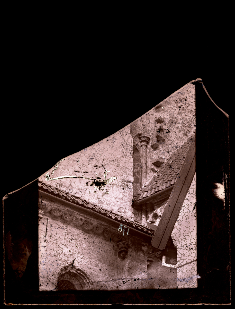 Søndre korvegg ved tårnet i Nidarosdomen. Bildet tatt før restaureringen. Koret ble restaurert i perioden 1878-1891.