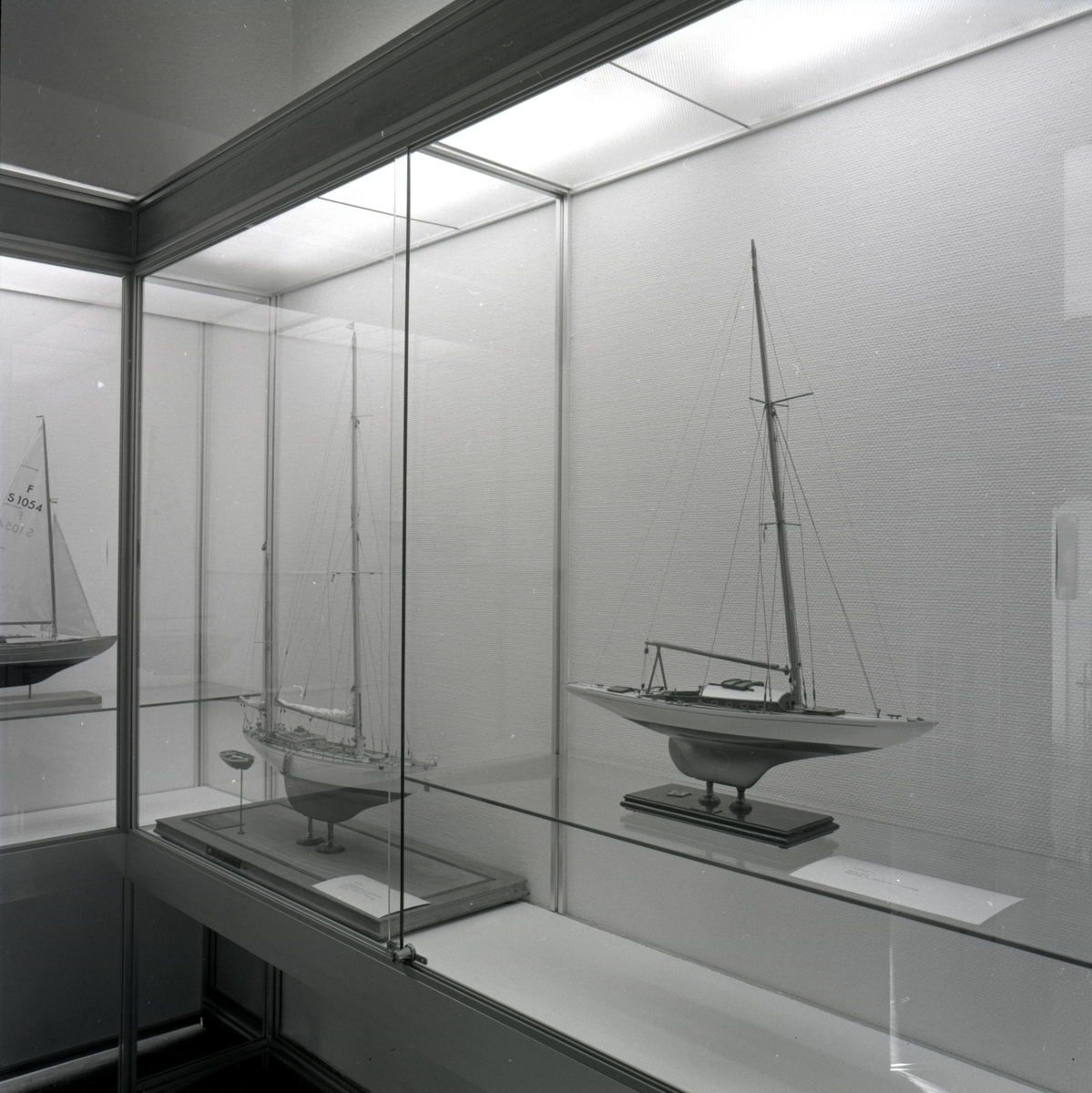 Utställning i trappmonter med fartygsmodeller av segelbåtar.