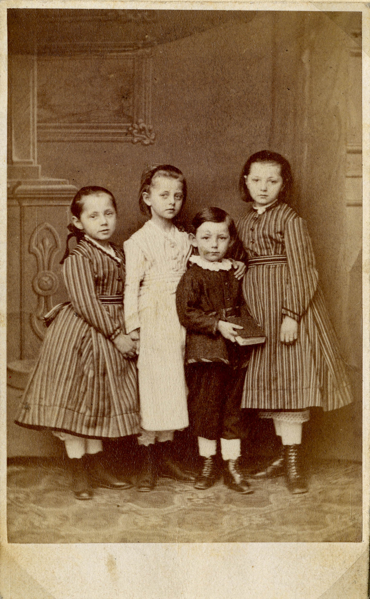 Gruppeportrett. Studioportrett av fire barn i helfigur.