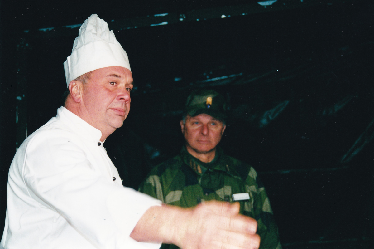 Jan Petersson pekar ut riktningen för generalinspektören Alf Sandqvist vid besöket vid T 2 i november 2002.