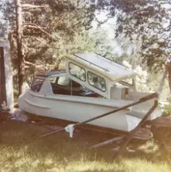 "Båten i hagen, 1970".Jørgen A Moen sin selvbygde båt.