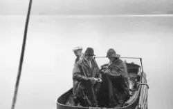 Tre menn i en liten, motorisert farkost på Hurdalssjøen i Ak