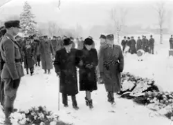 Quisling, hird, tyskere på kirkegård under begravelse.