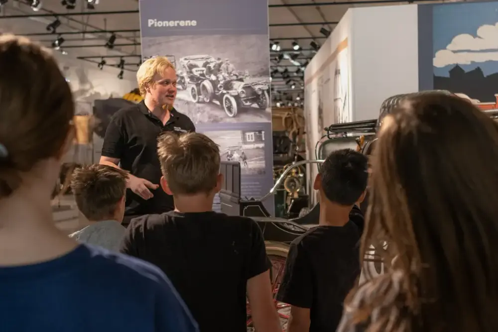 Bildet viser en omvisning på Norsk kjøretøyhistorisk museum