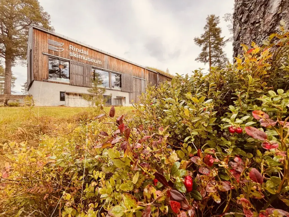 Høst ved Rindal skimuseum. Rindal skimuseum sett fra veien om høsten.