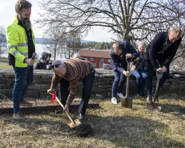 Styreformann i Anno, Knut Storberget, tar første spadestikk med en gullfarget spade. Avdelingsdirektør per Øyvind Riise står og ser på.