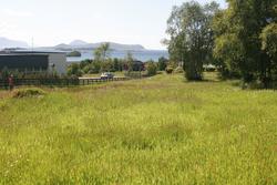 Gravfelta ved fjellfoten i Søvika