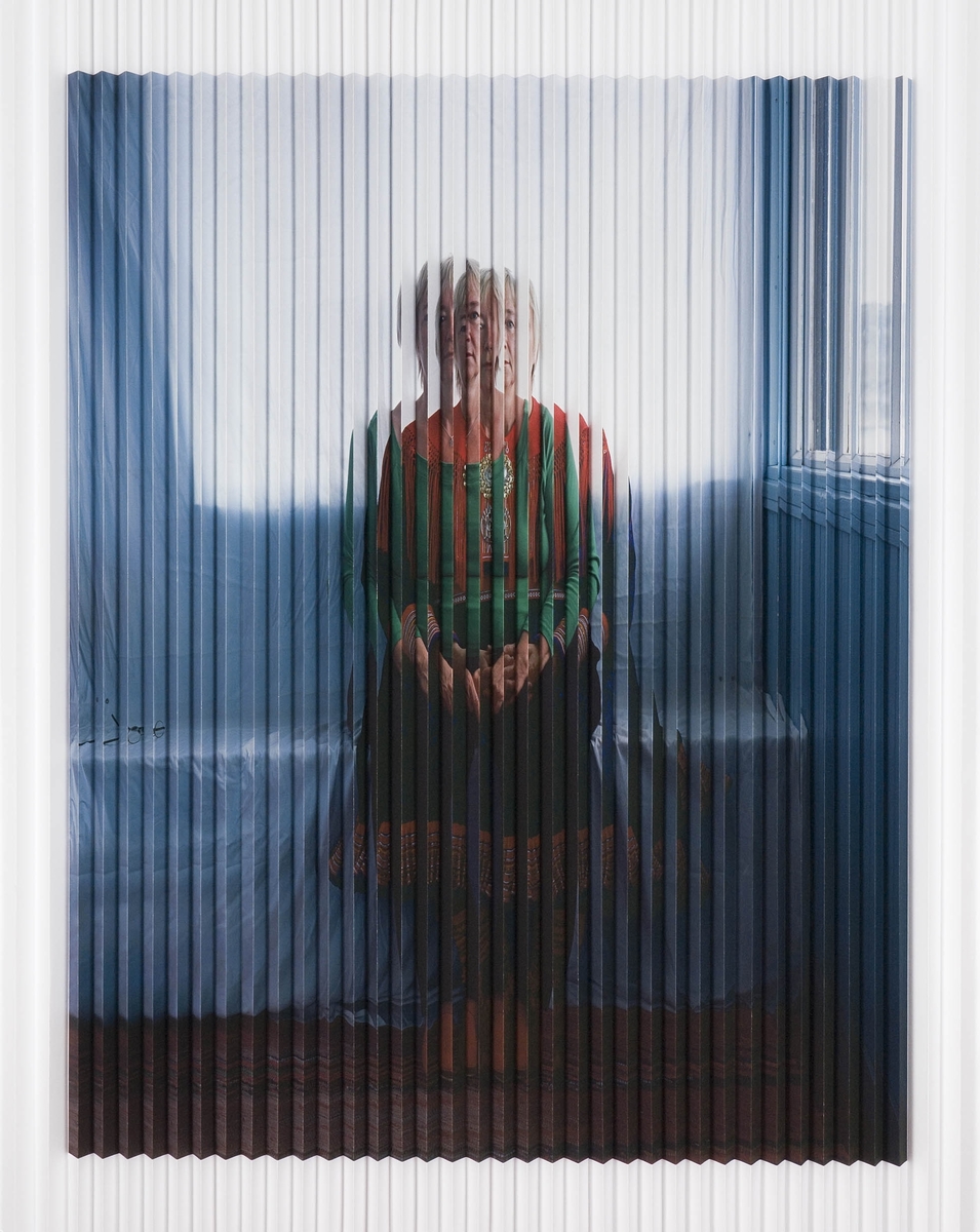 Arnold Johansen arbeider med en spesiell bretteteknikk som gjør at fotografiene bokstavelig talt viser de portretterte fra flere vinkler. De portretterte menneskene har alle tilknytning til Finnmark, og bildene illustrerer den konflikten eller brytningen mellom ulike tilhørigheter som en del mennesker i området kan kjenne seg igjen i.