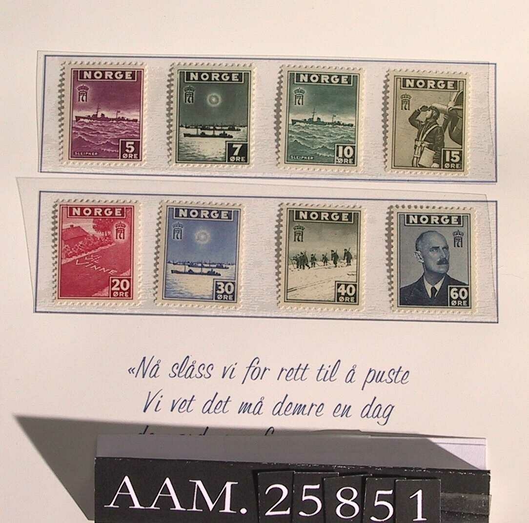 Form: 8 frimerker montert i omslag.
