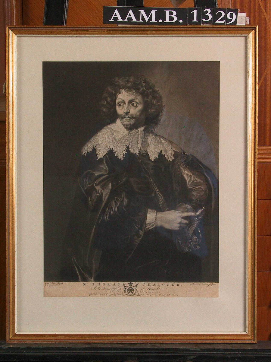 Portrett av Sir Thomas Chaloner. Knestykke, mann med langt krøllet hår, silkedrakt og vid   knplingskrave, kroppen h. vendt. hodet halvt v.vendt 