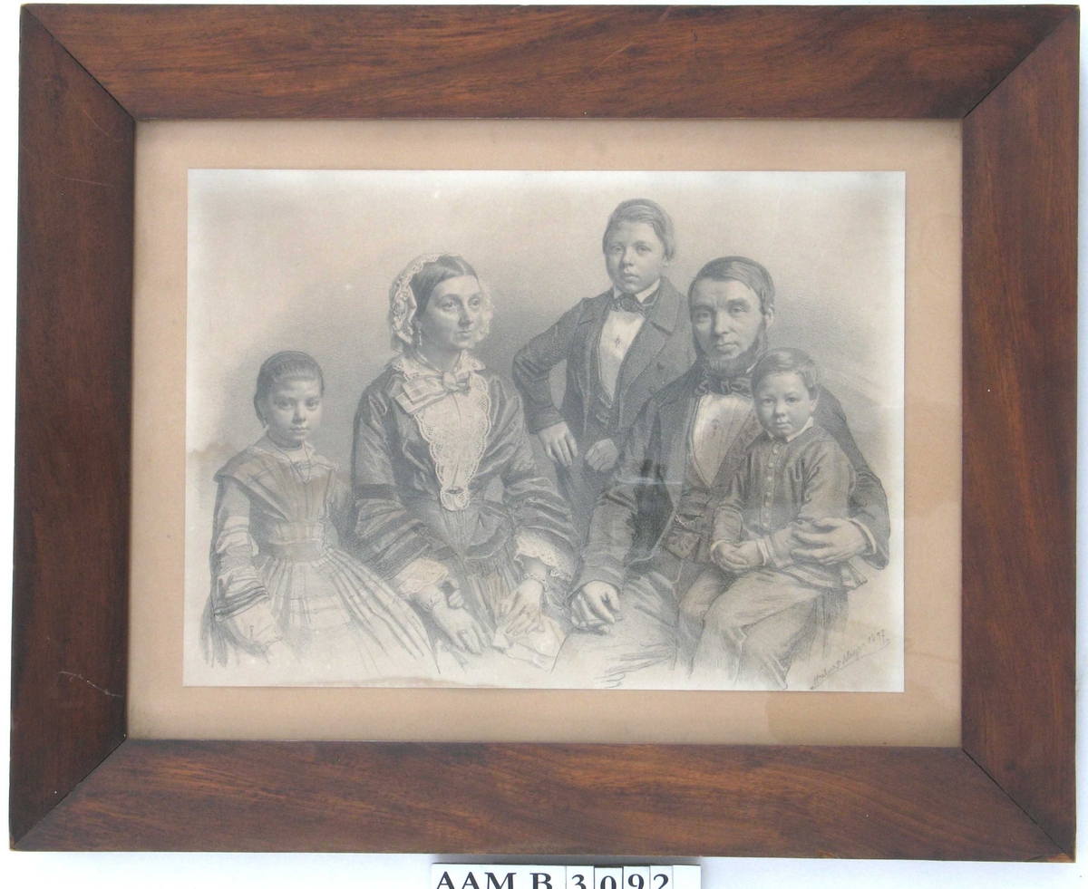 Gruppeportrett, familie, mor og far med tre barn. Far sitter til høyre med minstegutten på fanget, lengst til venstre står datteren ved siden av sin mor som sitter, og mellom mor og far står den eldste sønnen. 