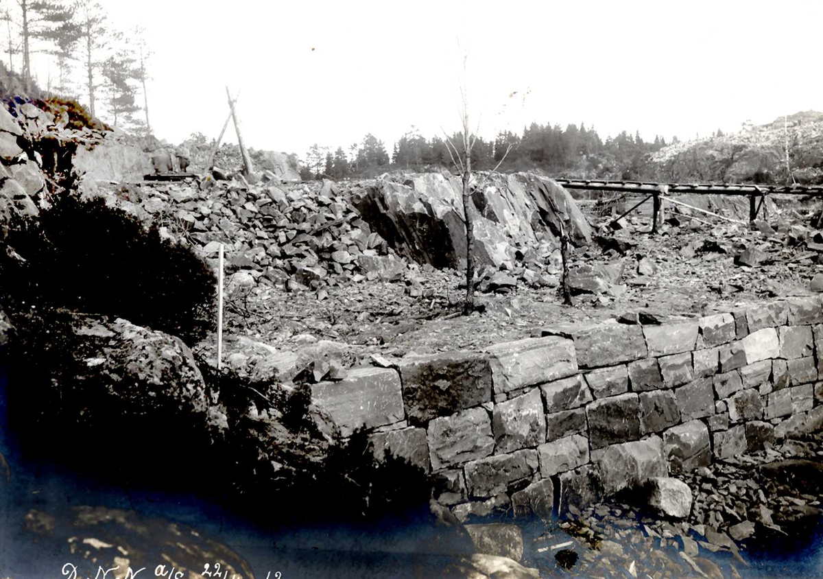 "22/04-1913" Nitriden. Forstøtningsmur i vannkanten ved Materiallageret.