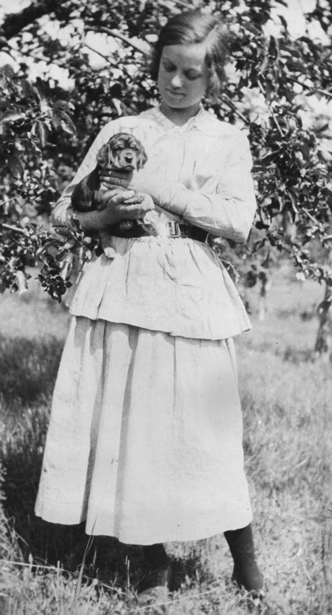 Ennie Lobben ( Annie ) med en hund på armen