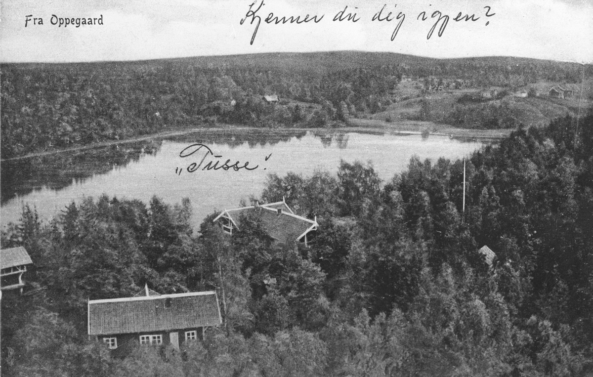 Utsikt over Tussevannet med Fjeld gård i forgrunnen.