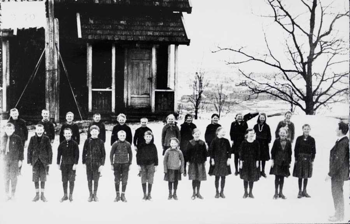 Utegymnastikk på Rud skole i slutten av 1920-årene. Lærer Bugge