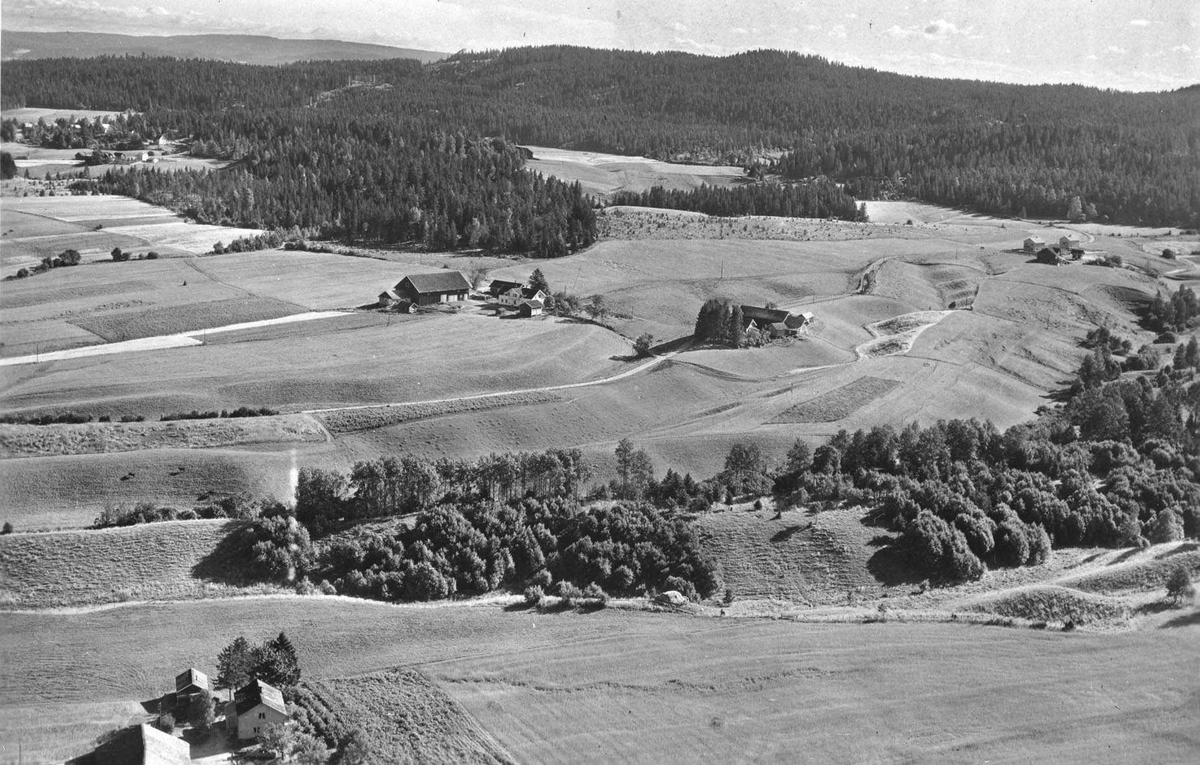 Flyfoto av Hovelsrud søndre og vestre gård, Hovelsrudstua t.h.