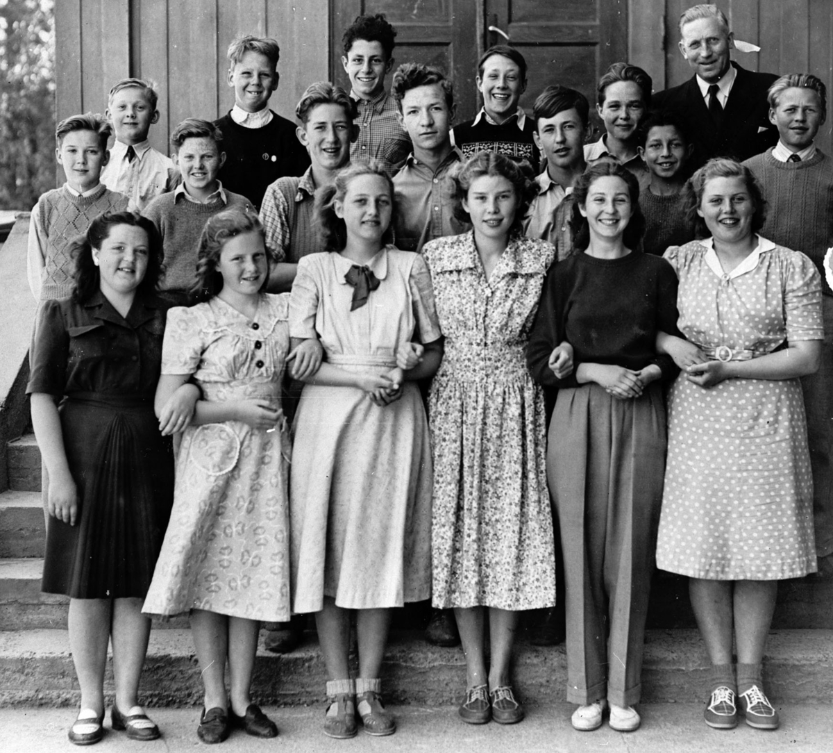 7. klasse Fjellhamar skole 1948. Bak: Lærer Ola Hegeberg.