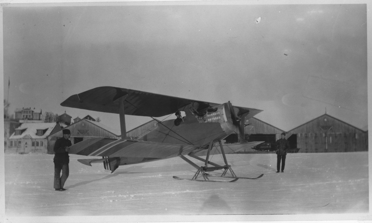 Rekognoseringsfly av typen FF.7 Hauk en lisens bygget Hannoversche Waggonfabrik CL.V i fra Tyskland. Flyskurene 1, 2, 3 og 4 i bakgrunnen, og Kjeller gård bakerst i bildet.