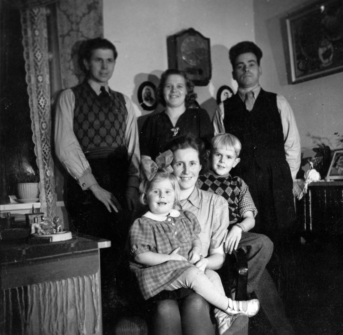 Fra h. bakerst: Erling Sørvold og Rakel Sørvold hos slektninger