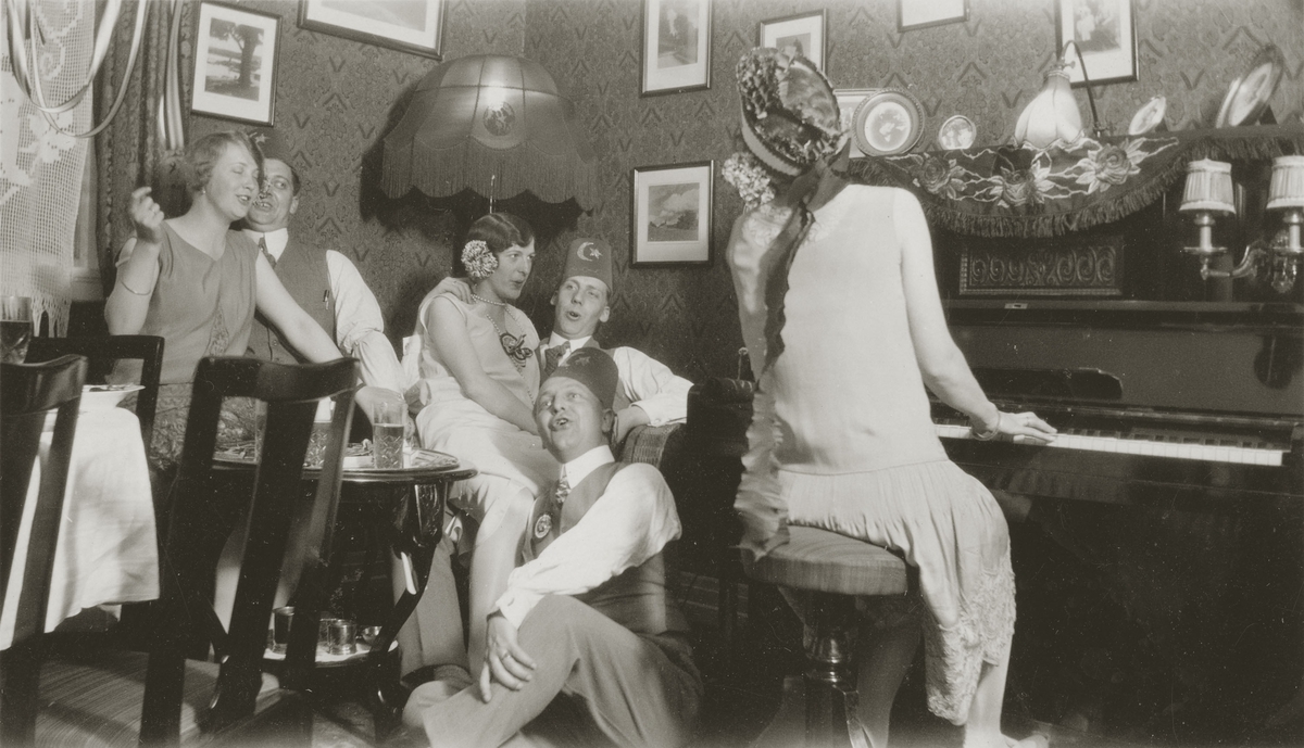 Bølle lunken spejl En gruppe kvinner og menn i festlig lag. En kvinne spiller på piano av  typen H. Wolfframm Dresden. Party hatter. - Museene i Akershus /  DigitaltMuseum