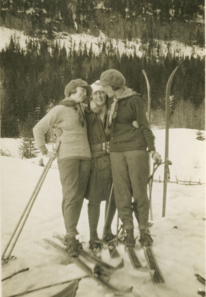 Tre unge damer på skitur.