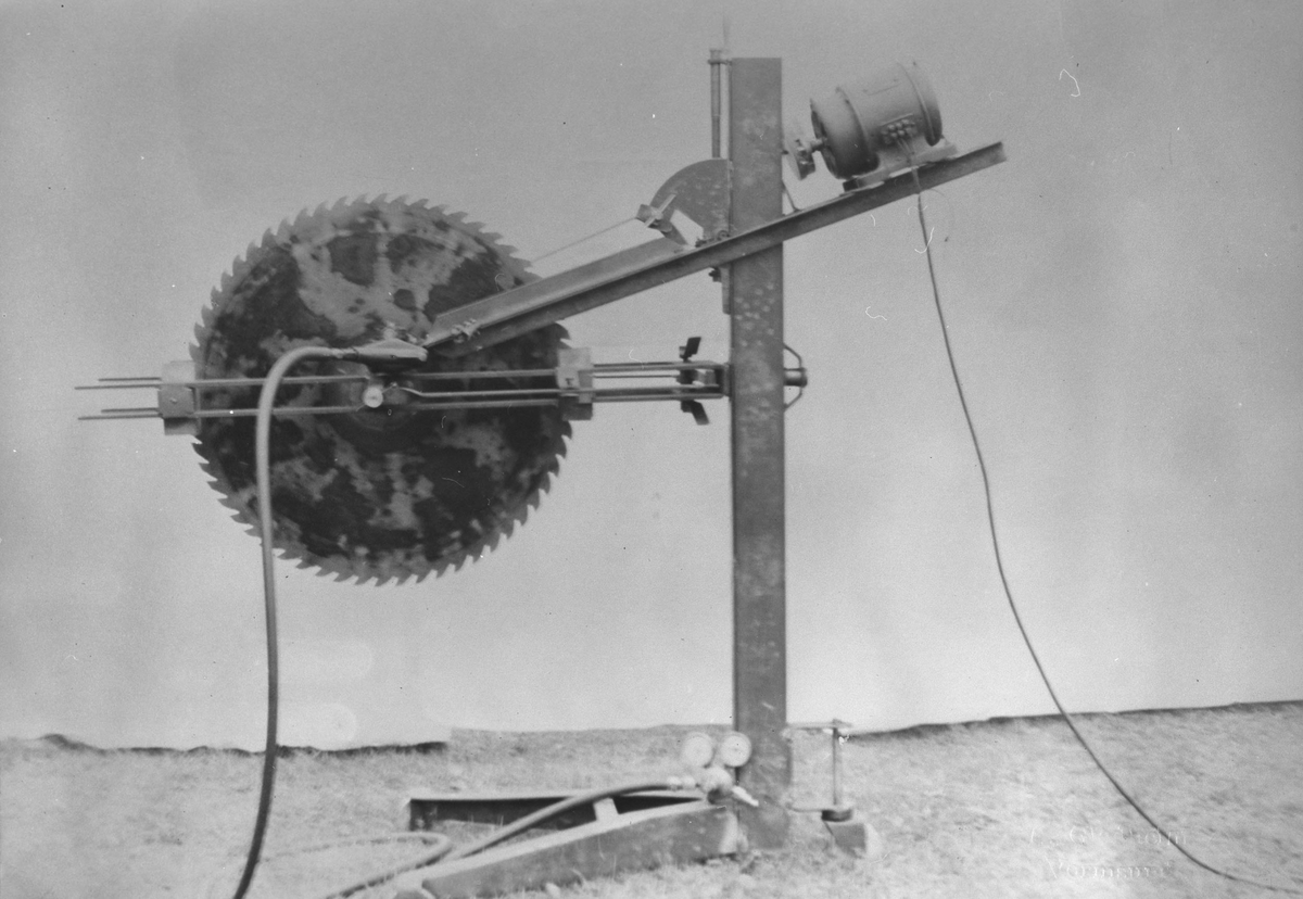 Sagbladretter-maskin, patent av Emil Aulie Årnes.