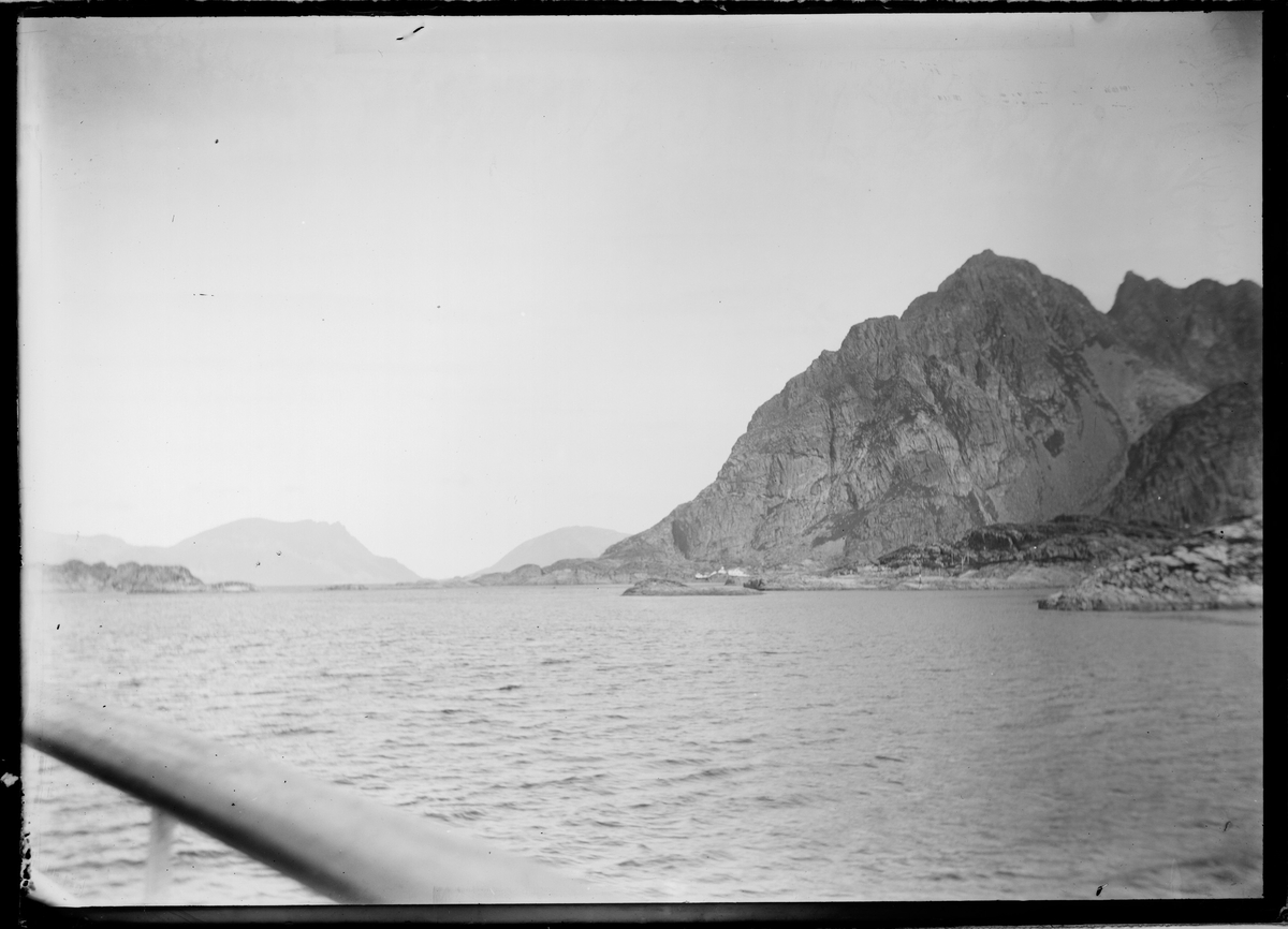 Fjell og fjord sett fra båt.