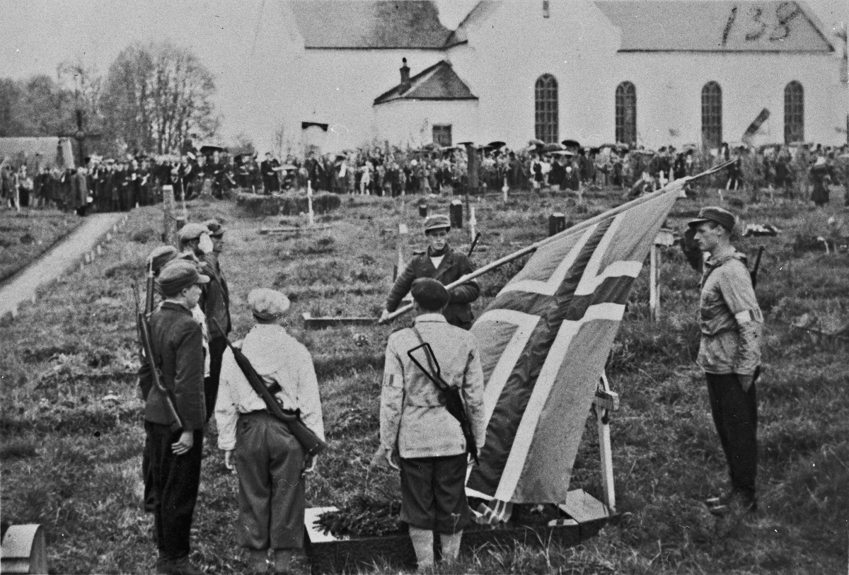 Minnemarkering for Paul Aulie sommeren 1945. Eidsvoll kirke. Falt i krigen i 1940 i Ringsaker. Døde på Lillehammer sykehus etter få dager. 